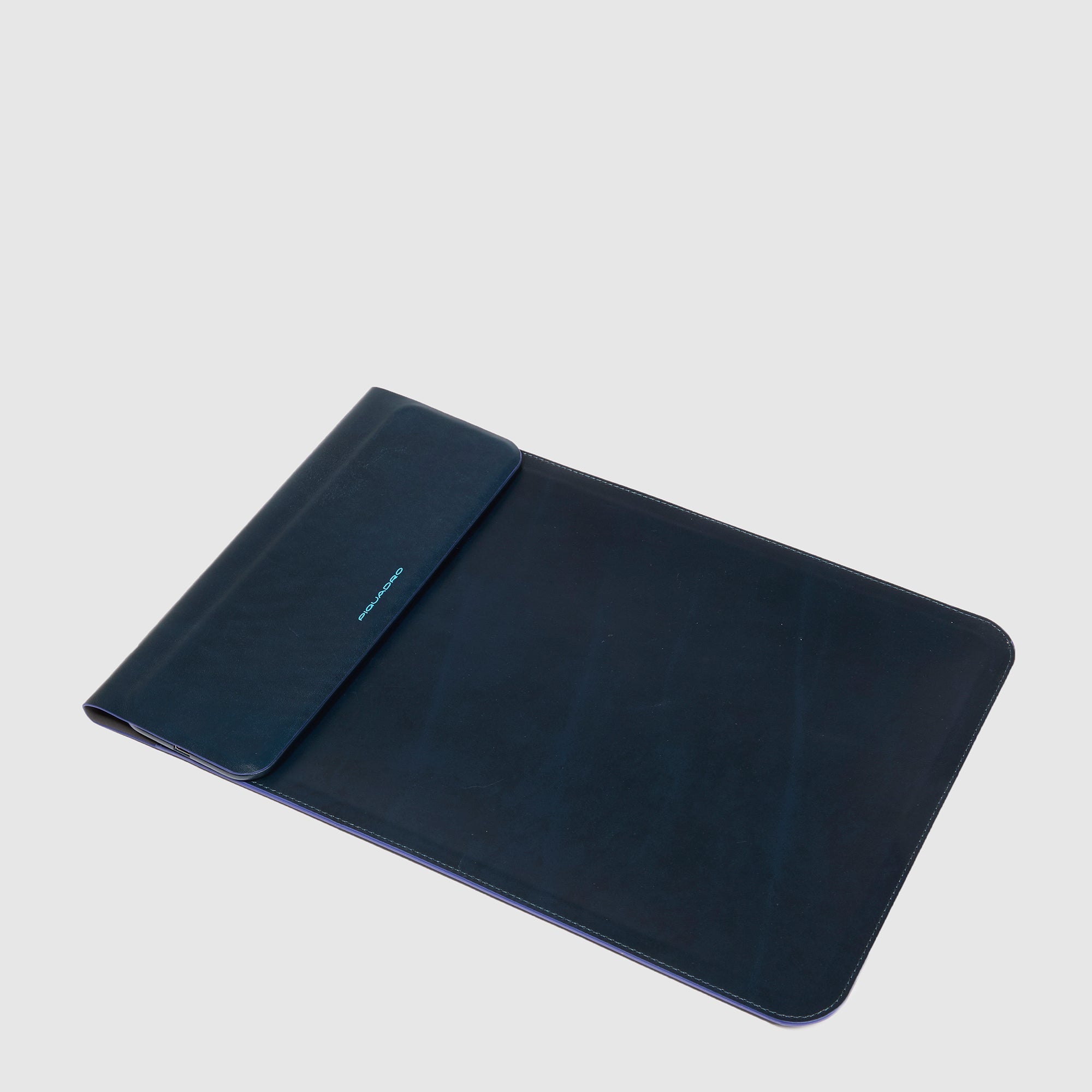 Laptop sleeve with 15W wireless charging night blue