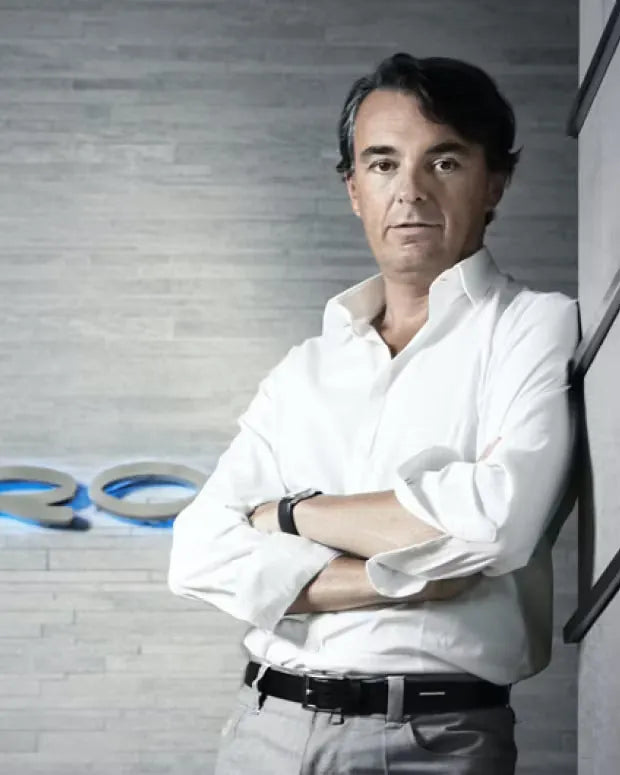 Marco Palmieri in front of the Piquadro logo
