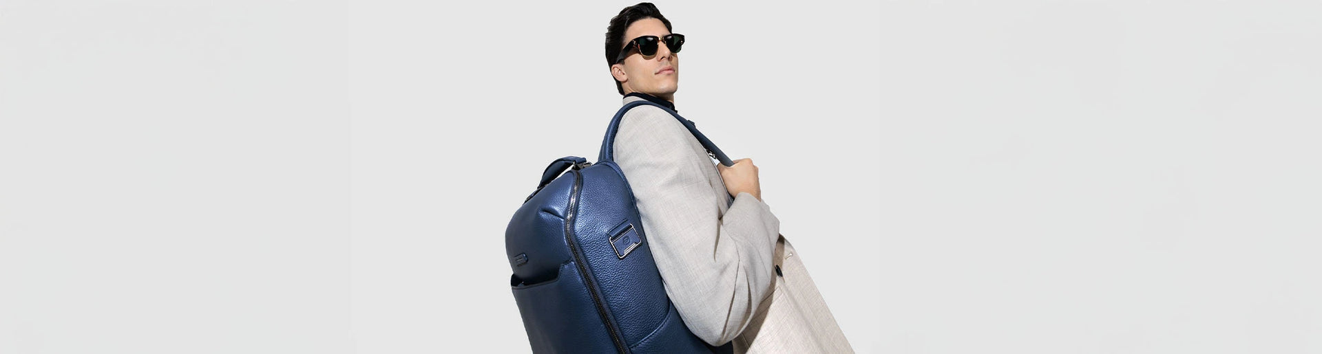 Mochila de piel marca Piquadro de color azul - Solohombre