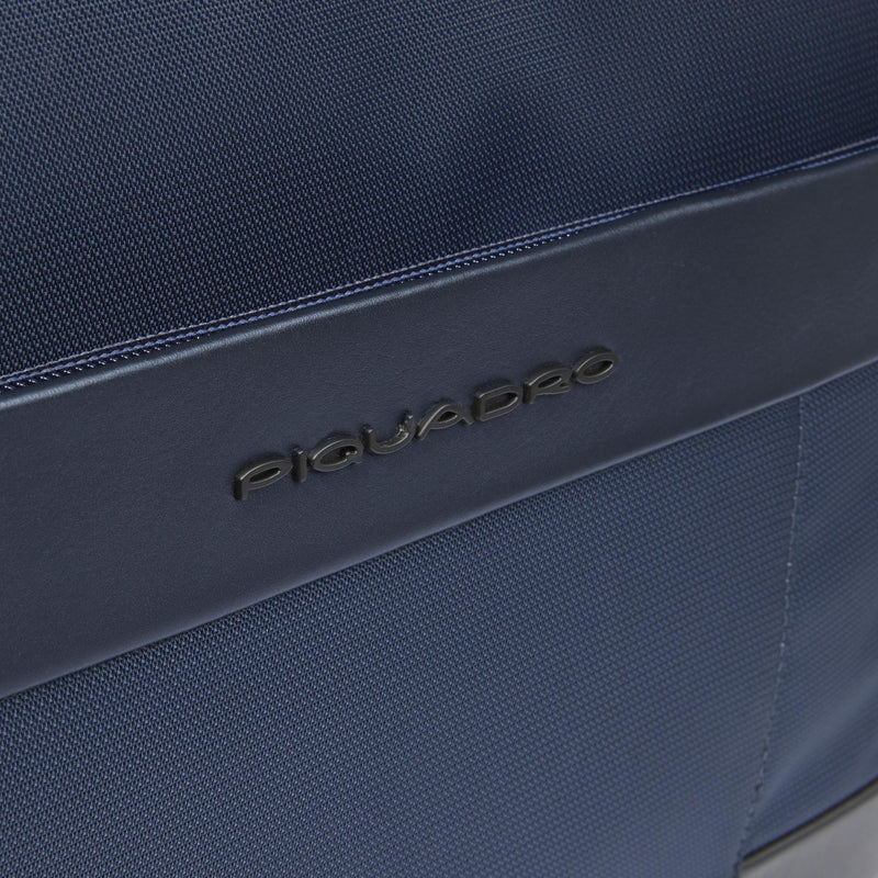 Laptop sleeve 13,3" with stow-away handles