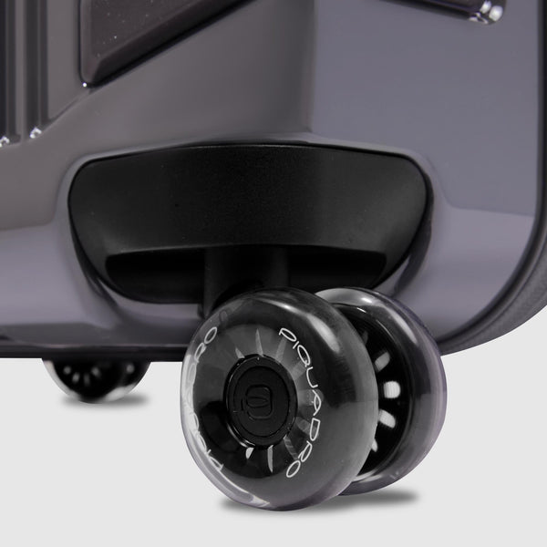 Medium size, expandable 4 wheel suitcase - 5