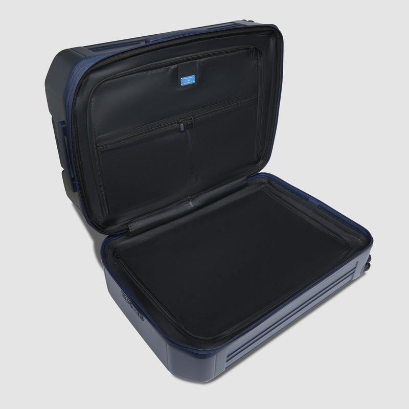 Medium size, expandable 4 wheel suitcase