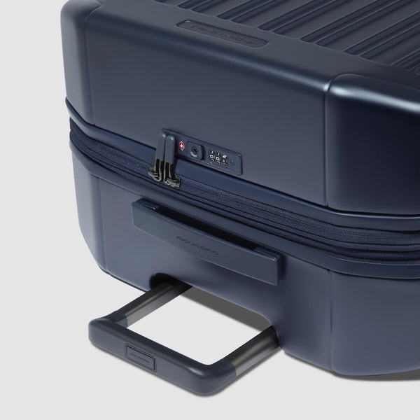 Medium size, expandable 4 wheel suitcase