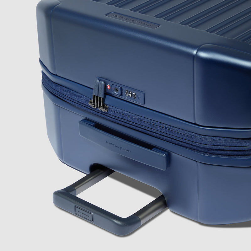 Medium size, expandable 4 wheel suitcase