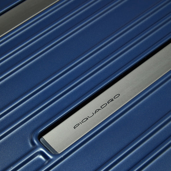 Medium size, expandable 4 wheel suitcase