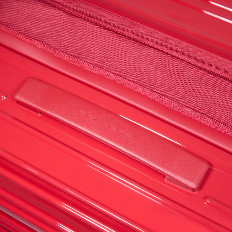 Medium size, expandable 4 wheel suitcase