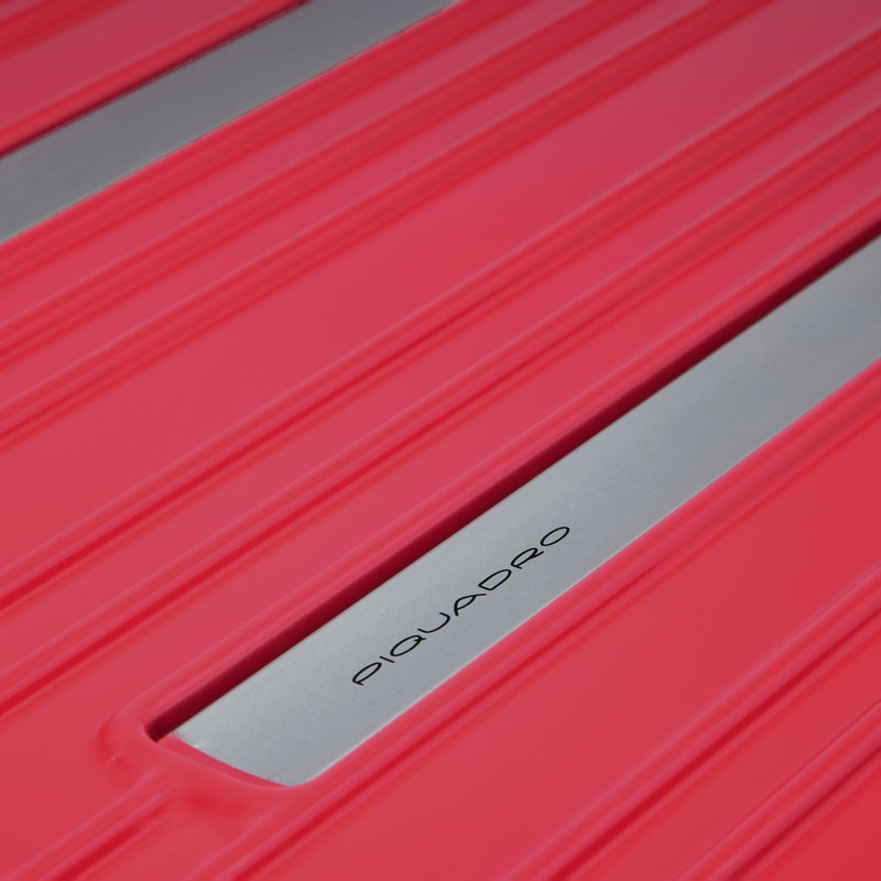 Medium size, expandable 4 wheel suitcase