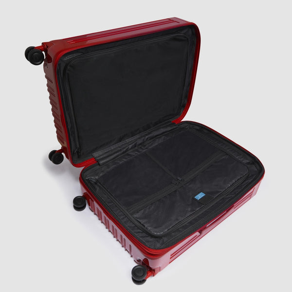 Medium size, expandable 4 wheel suitcase