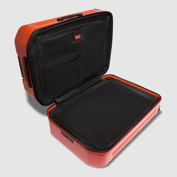 Medium size, expandable 4 wheel suitcase