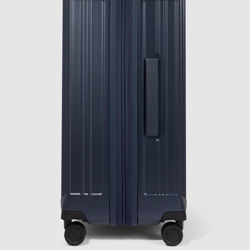 Expadable, large 4 wheel suitcase