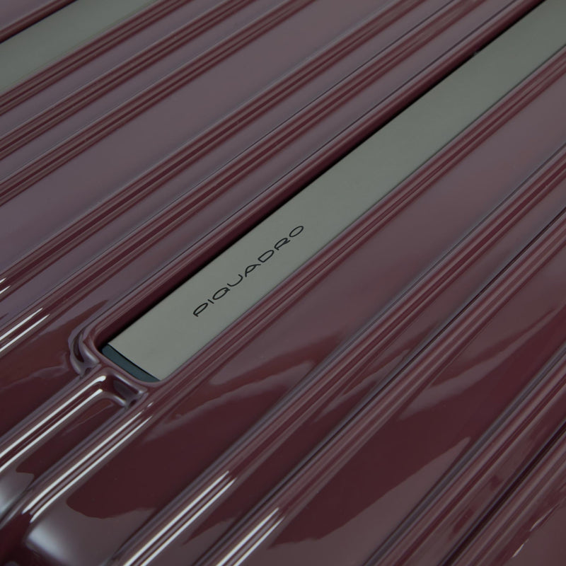 Expadable, large 4 wheel suitcase