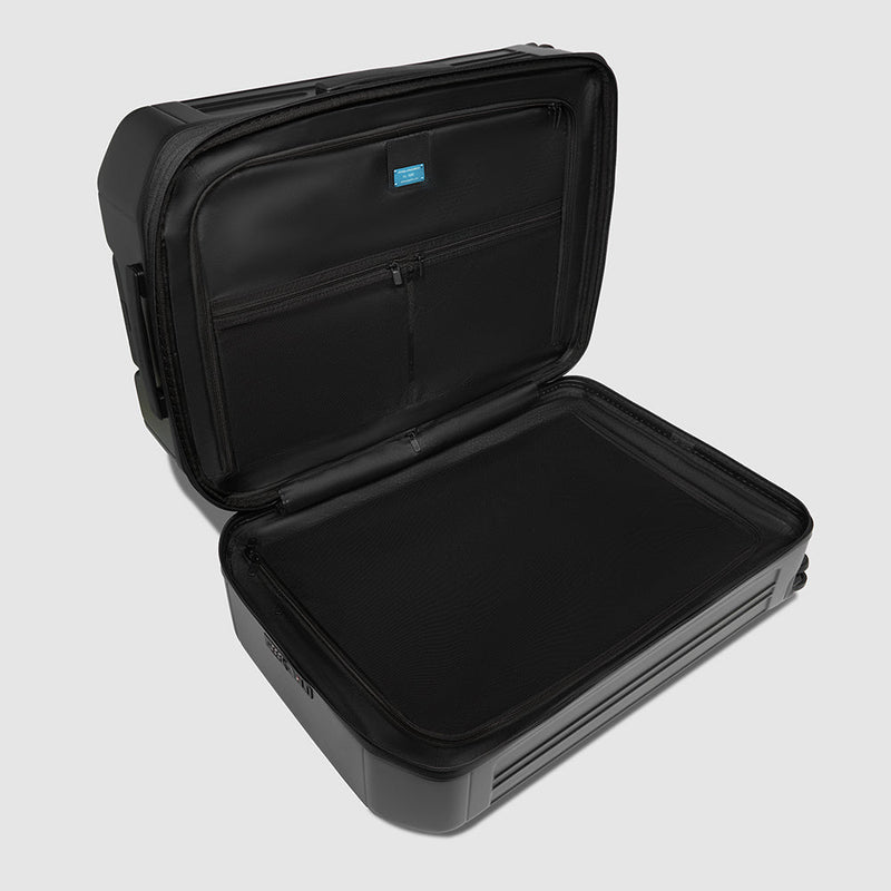 Expadable, large 4 wheel suitcase
