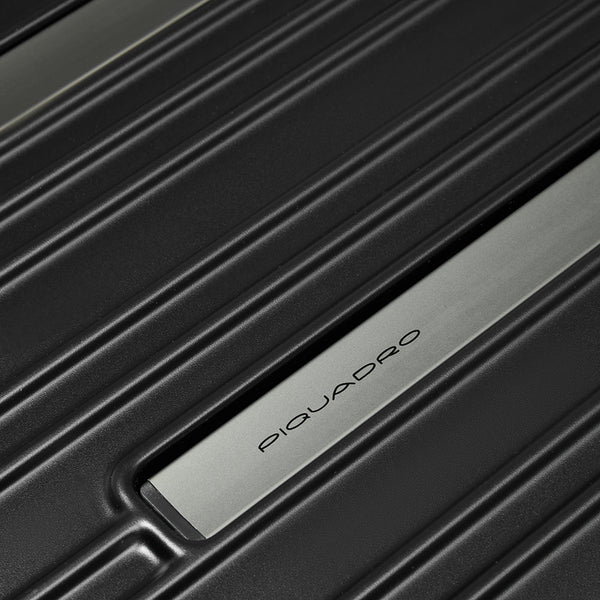 Expadable, large 4 wheel suitcase