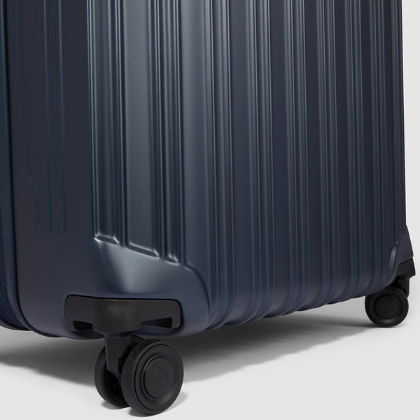 Expadable, large 4 wheel suitcase