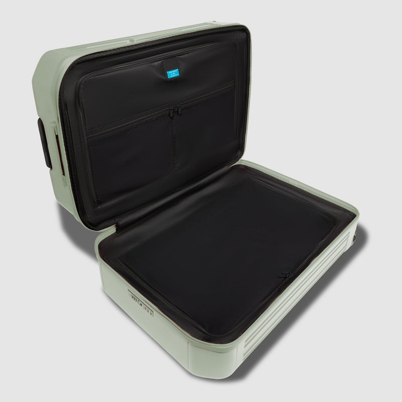 Expadable, large 4 wheel suitcase