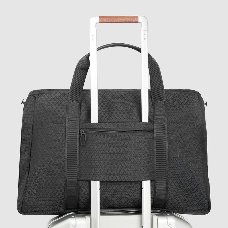 Foldable travel bag in recycled textile