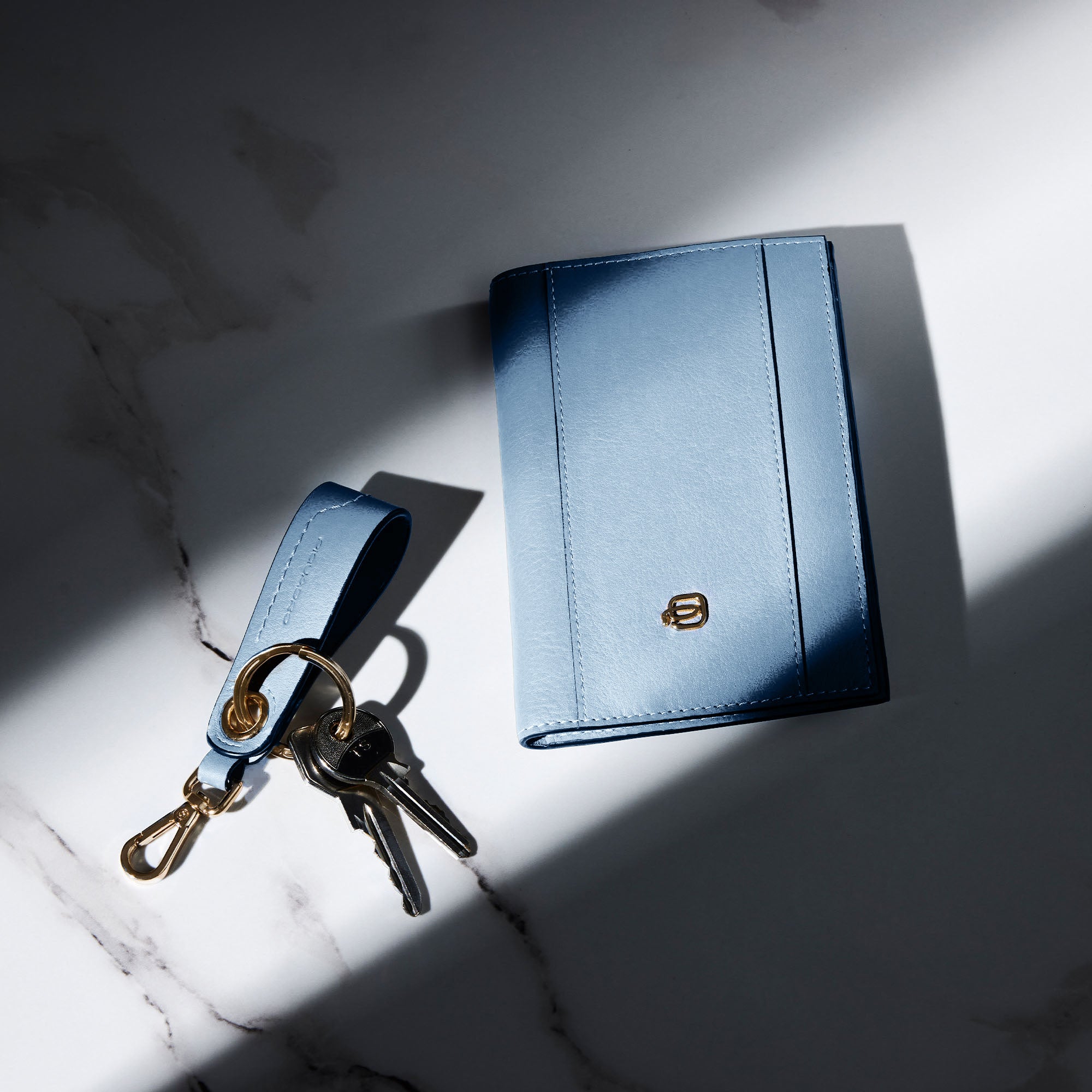 ★PIQUADRO★ 財布 パステルブルー コーチ COACH アウトレット 三つ折り財布 ミニ財布 ブルー