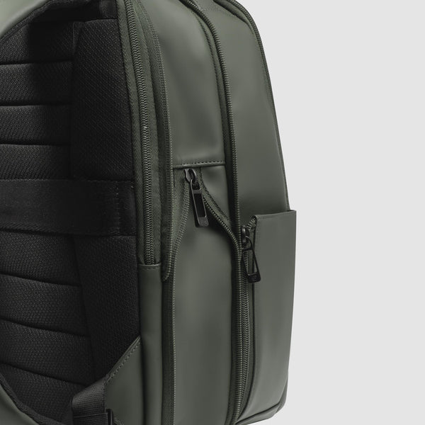 Water resistant travel laptop backpack 15,6"