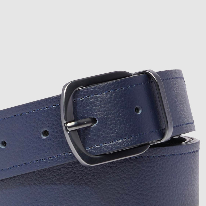 Men’s leather belt with prong buckle