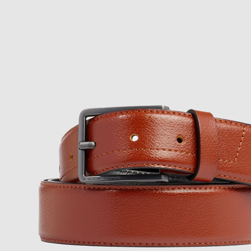 Men’s leather belt with prong buckle
