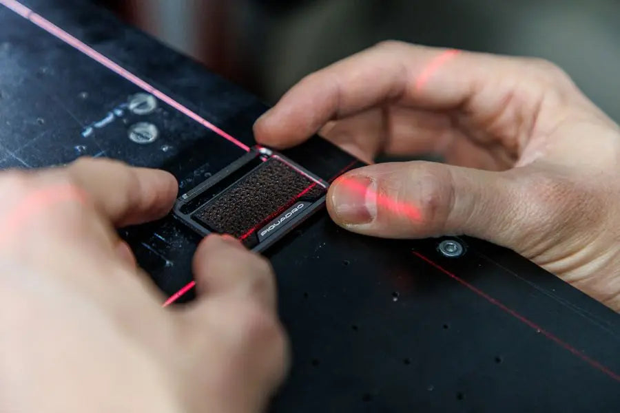 Il tag viene allineato con le guide laser rosse