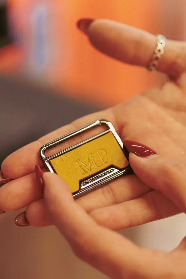 Un tag personalizzato appena impresso, tenuto in mano